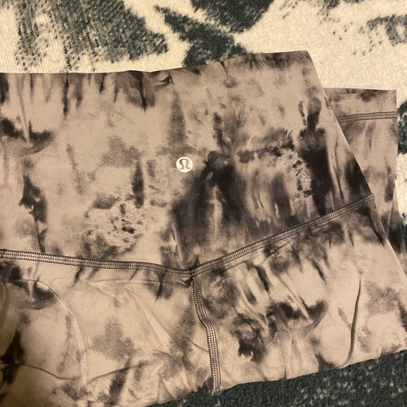 Lululemon biker shorts size 4 - Picture 3 of 3